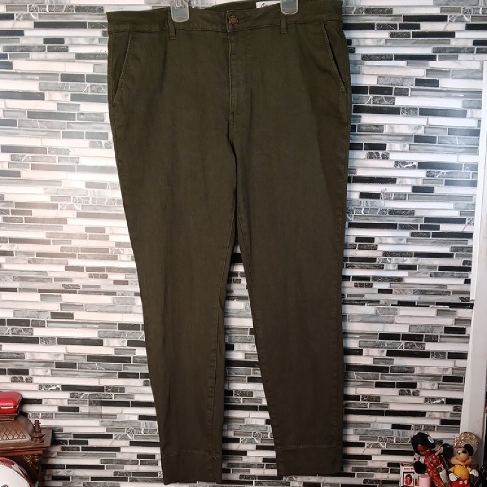 Cosmic Blue Love 32P Womens Hunter Green Chino Straight Legged Cropped